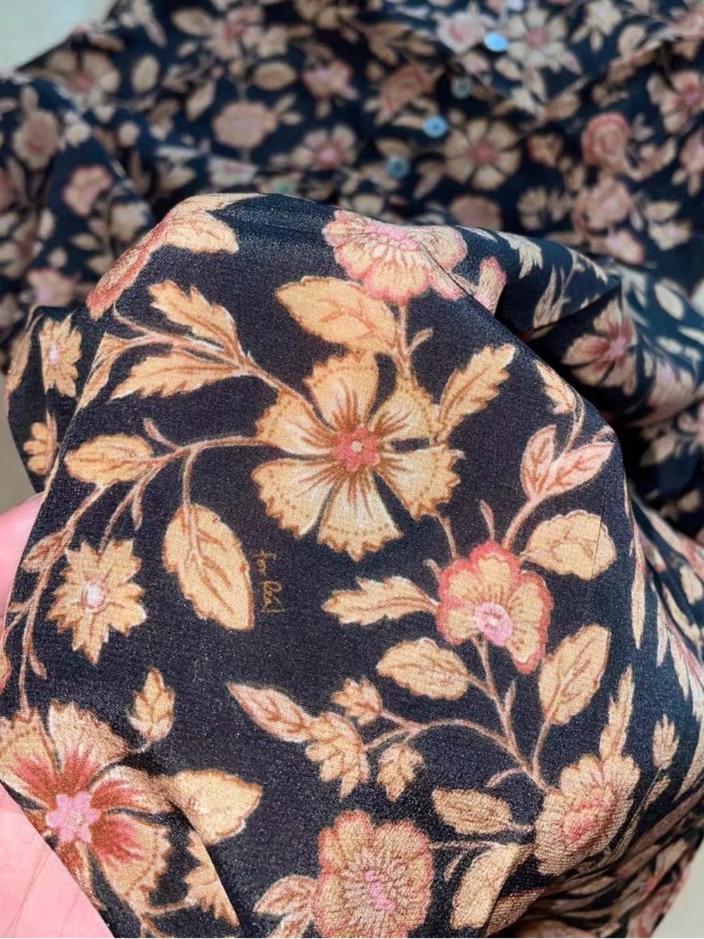 A gorgeous 100% silk dress with a romantic, timeless floral print. - Picture 5 of 7